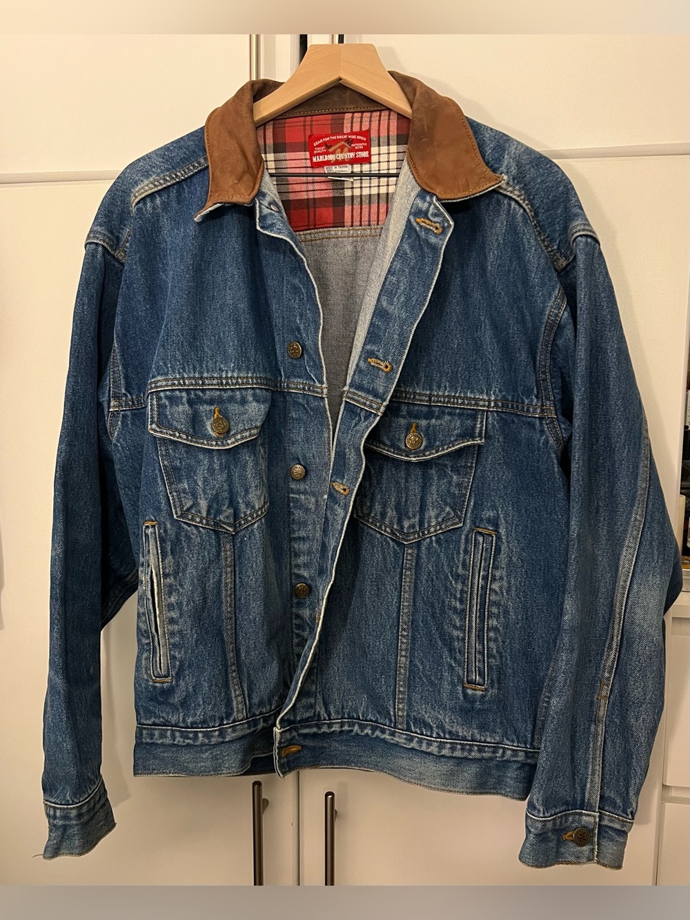 Vintage Marlboro denim jacket with brown leather collar and plaid lining Size L